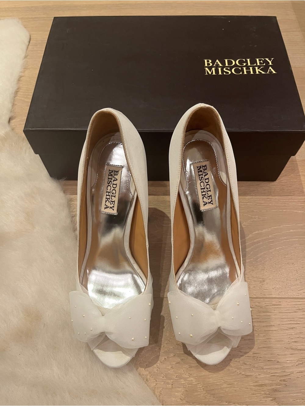 Badgley Mischka Ivory Peep-Toe Bow Heels NWT